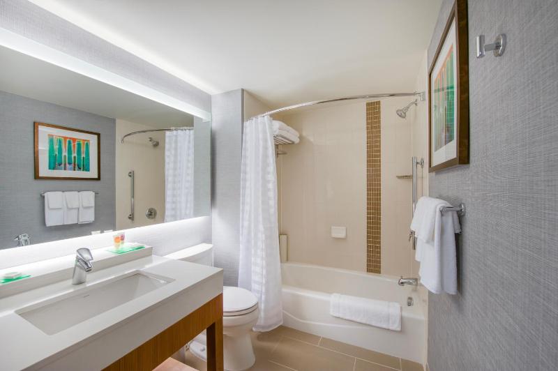 Queen Room with Two Queen Beds and Sofa Bed - High Floor image 2