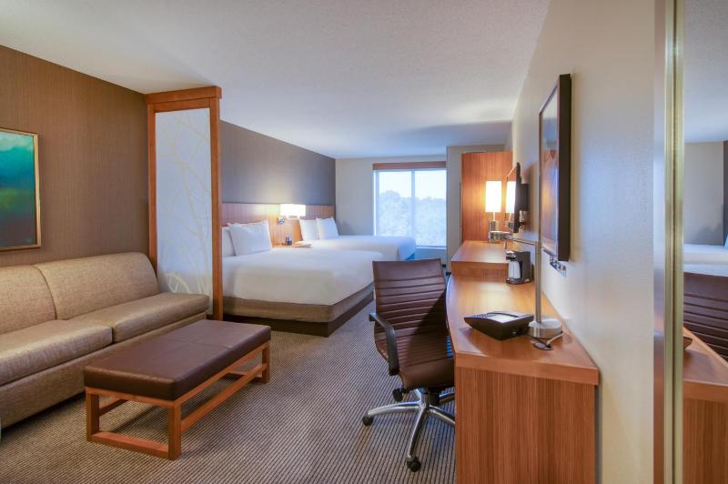 Queen Room with Two Queen Beds and Sofa Bed - High Floor image 1