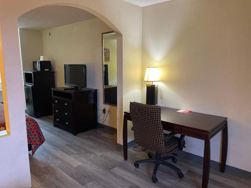 King Suite with Sofa Bed - Non-Smoking image 4