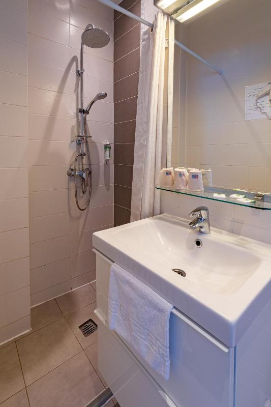 Classic Double Room image 4