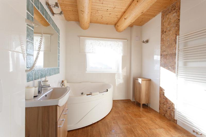 Double Room with Spa Bath image 3