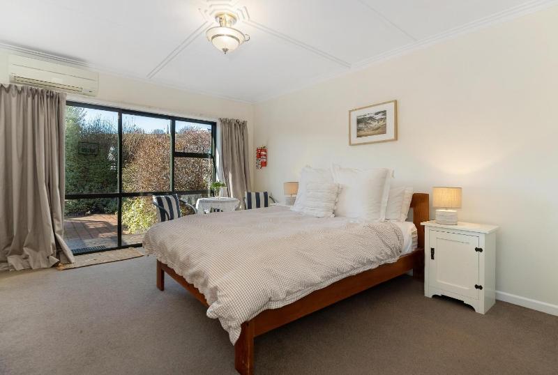 Townside Treat - Wanaka Holiday Home - image 5