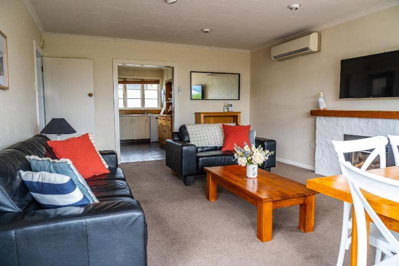 Townside Treat - Wanaka Holiday Home - image 16