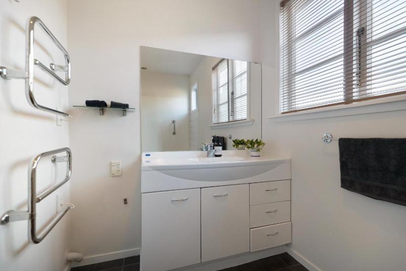 Townside Treat - Wanaka Holiday Home - image 7