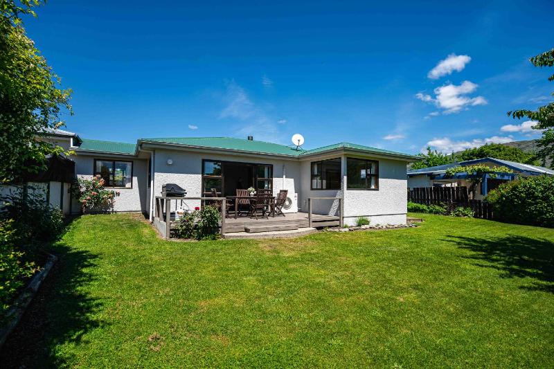 Downtown Delight - Wanaka Holiday Home - image 1