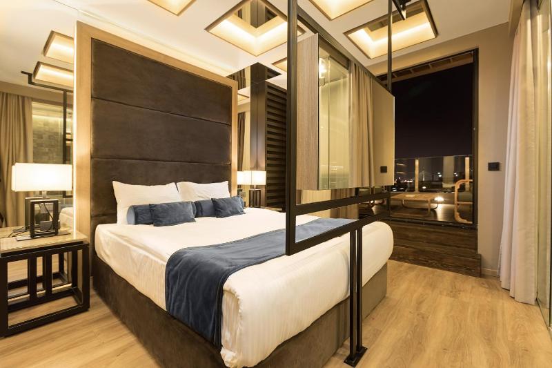 Executive Suite with Balcony image 3