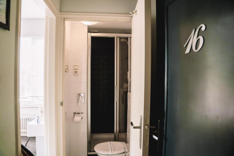 Small Twin Room image 3