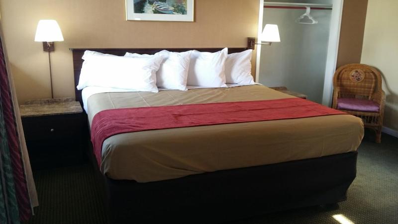 King Room - Non-Smoking image 3