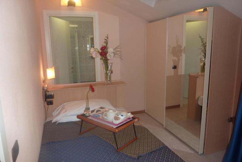 Single Room image 3