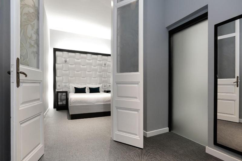 Basic Double Room image 3