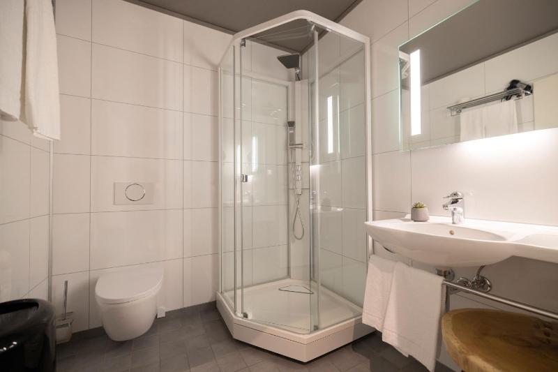 Twin Room image 4