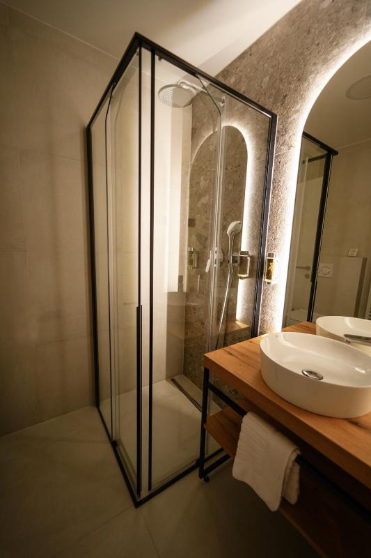 Superior Double Room with Balcony image 4