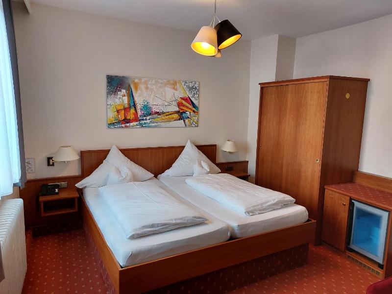 Budget Double Room image 3
