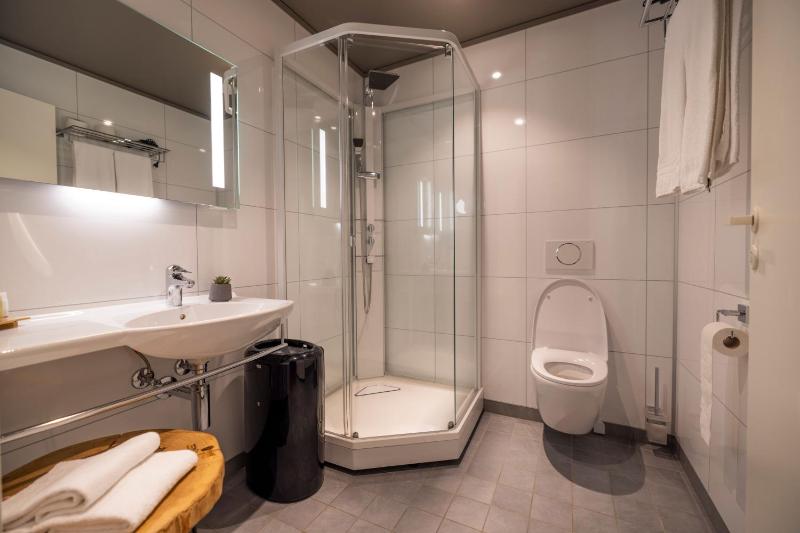 Twin Room image 4