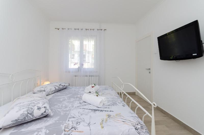 One-Bedroom Apartment image 3