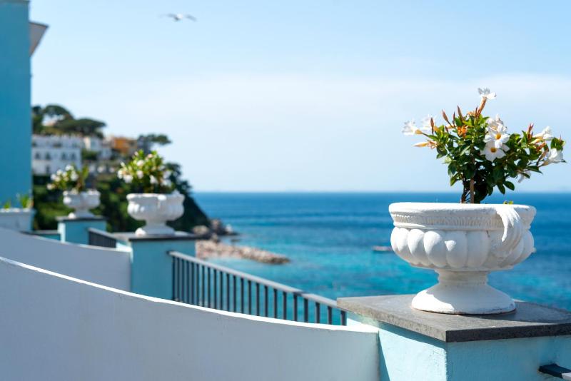 Deluxe Double Room with Sea View image 4
