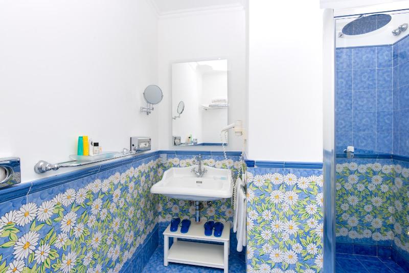 Deluxe Double Room with Sea View image 3