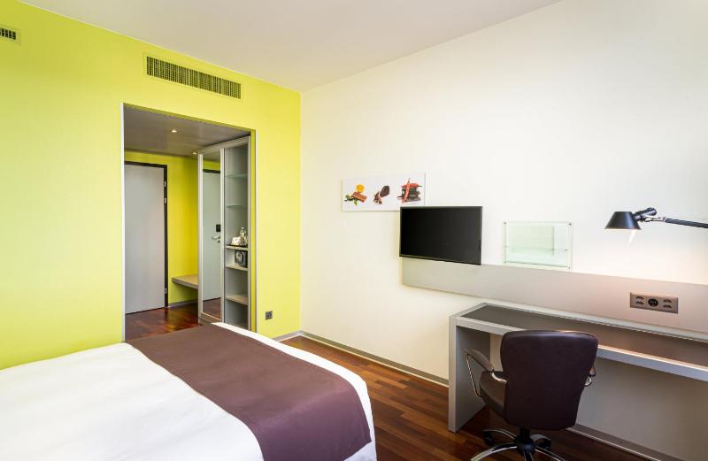Standard Queen Room - High Floor image 2