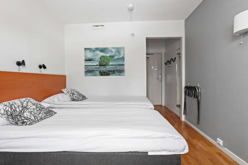 Twin Room - Pet Friendly image 4