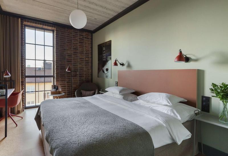 Standard King Room image 4
