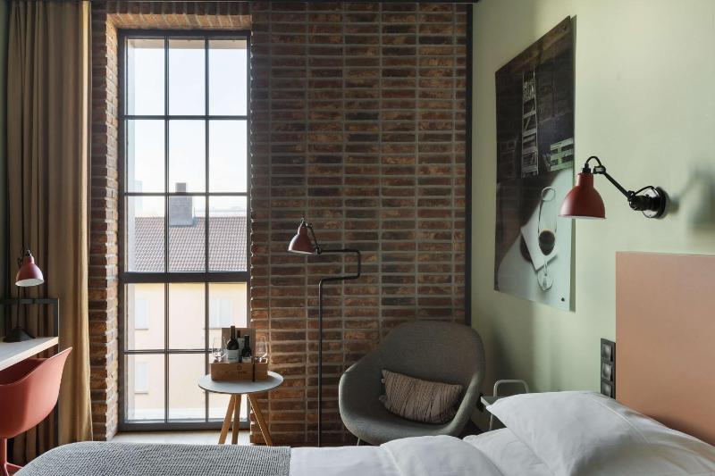 Superior King Room image 3
