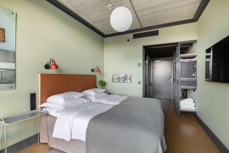 Superior Twin Room image 3