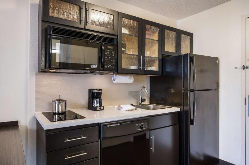 One-Bedroom Queen Suite image 4