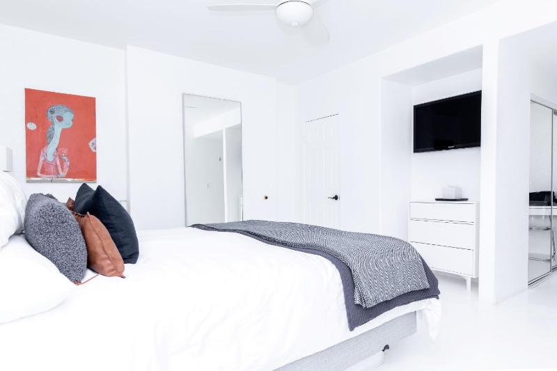 King Room with Pool View image 2