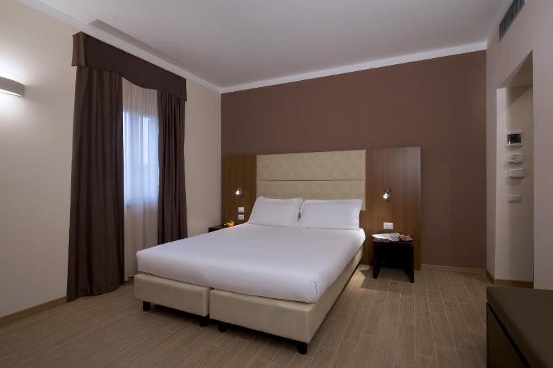 Double or Twin Room image 4