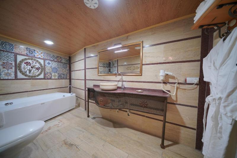 Deluxe Double Room image 3