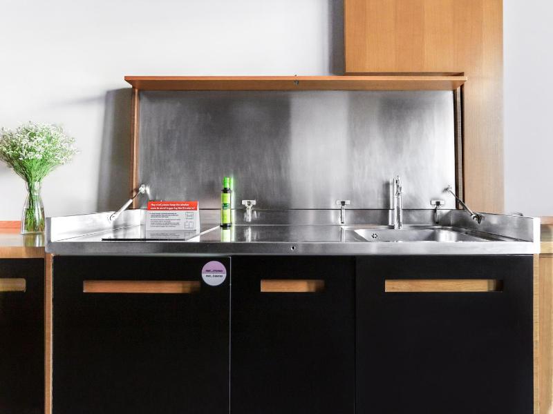 Large Studio with Kitchenette and Balcony image 4