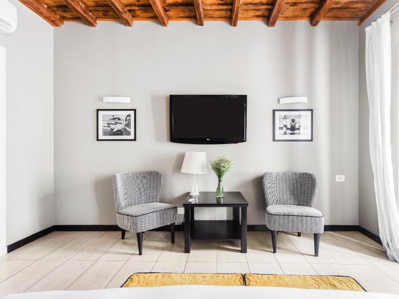 Large 1 Bedroom Apartment, Sofa Bed and Bathtub image 1