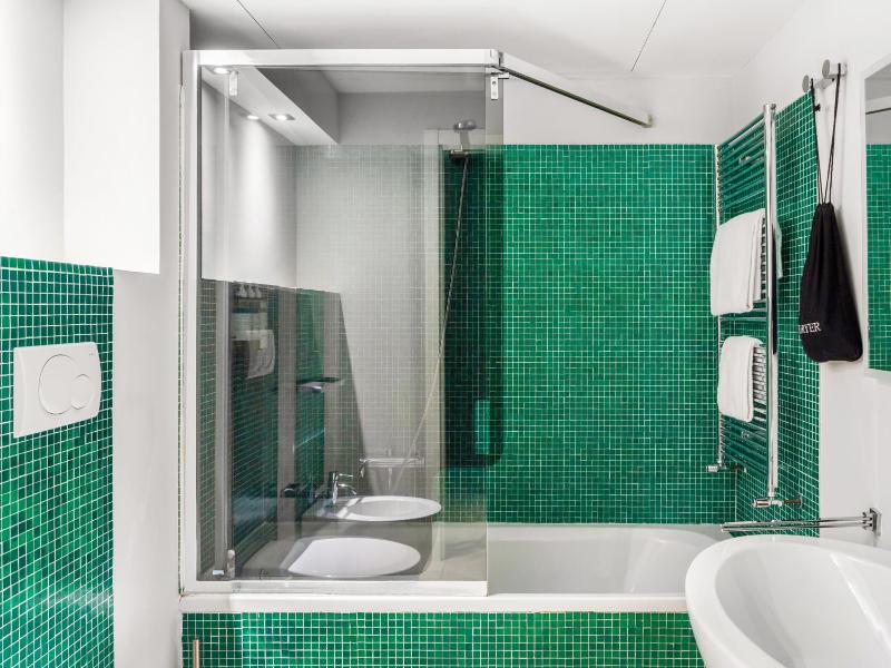 Large 1 Bedroom Apartment, Sofa Bed and Bathtub image 4