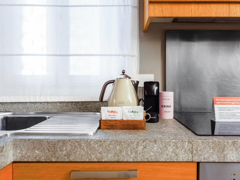 Large 1 Bedroom Apartment, Sofa Bed and Bathtub image 3