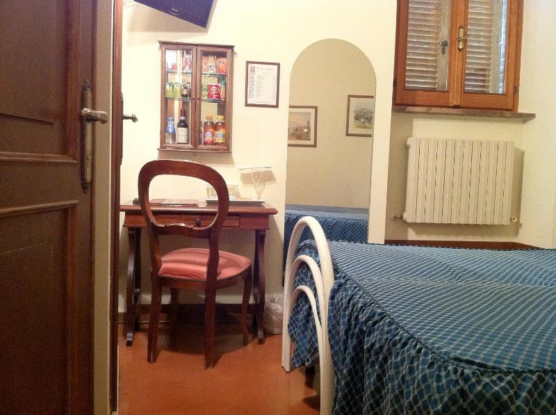 Single Room image 3