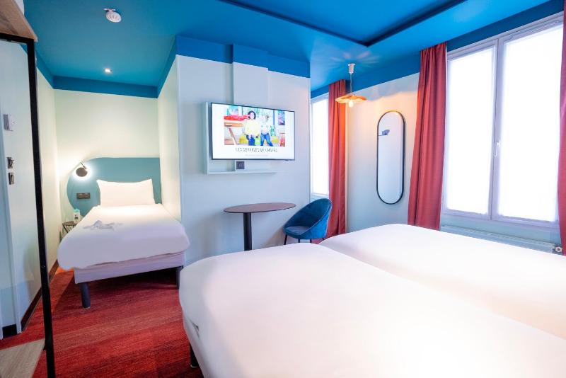 Standard Room With Three Single Beds image 4