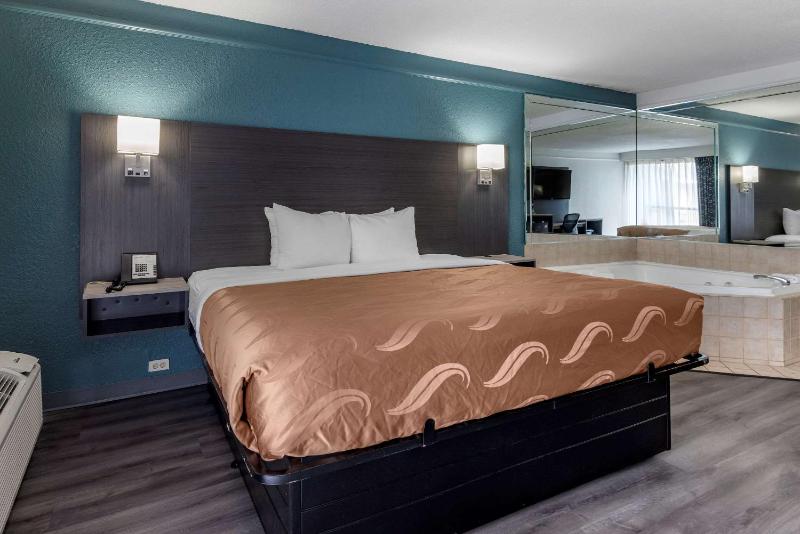  1 king Bed Non Smoking with poolside view with bathtub image 3