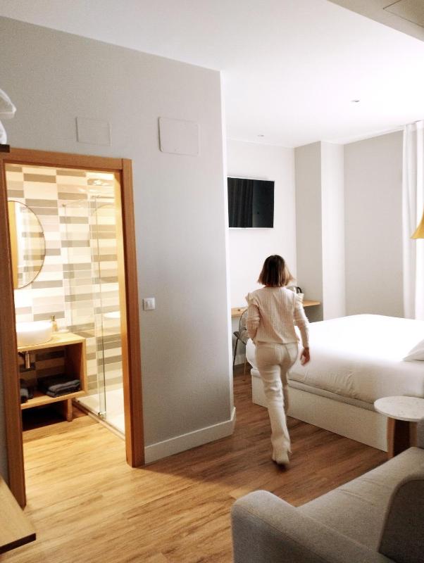 Superior King Room image 4