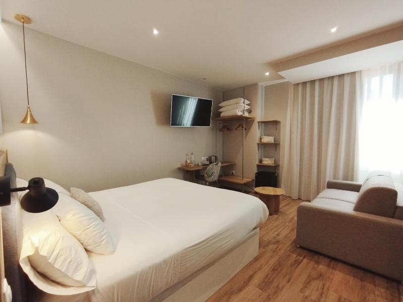 Deluxe King Room image 3