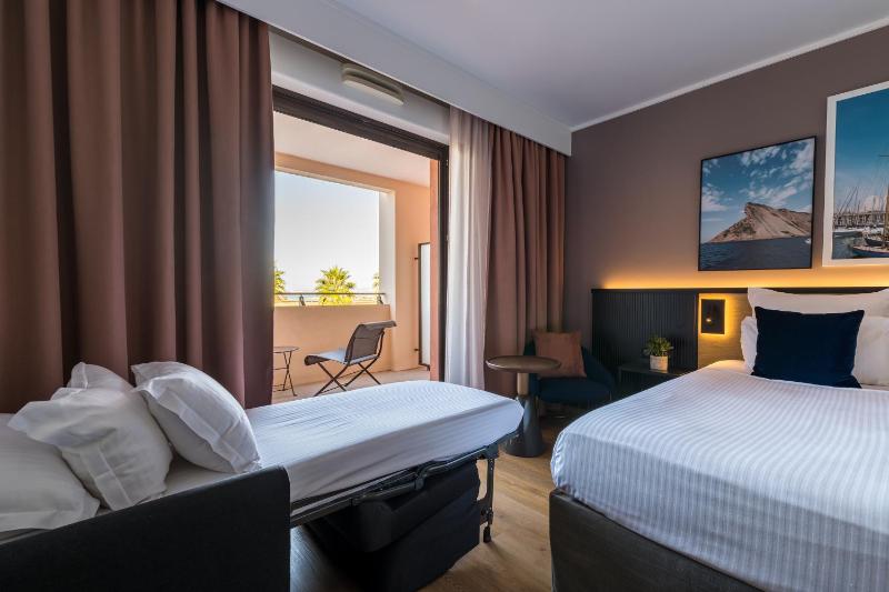 Deluxe Double Room with Terrace image 3