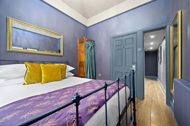 Standard Double Room image 3
