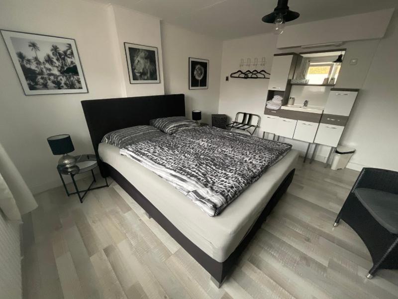 Double Room with Private Bathroom in the Hallway image 1