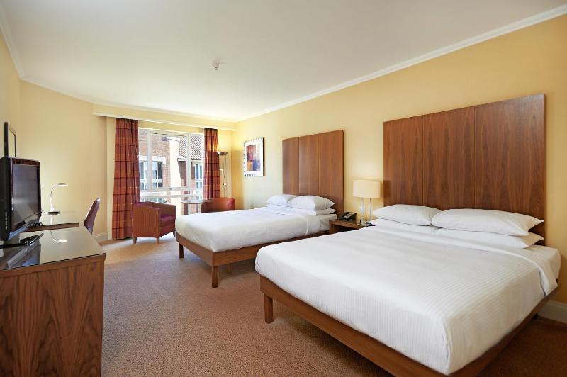 Deluxe Twin Room with Two Double Beds image 4