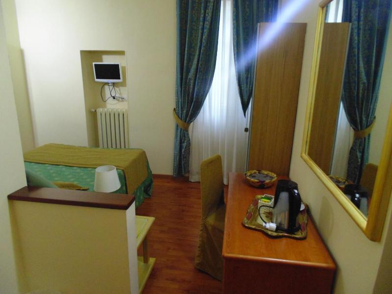 Single Room image 2