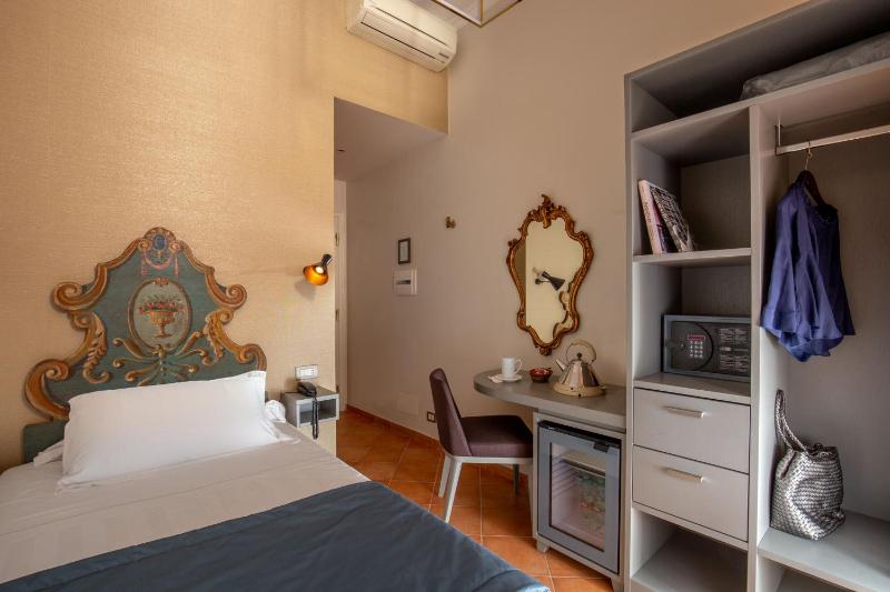 Single Room - Via dei Greci 23 image 1