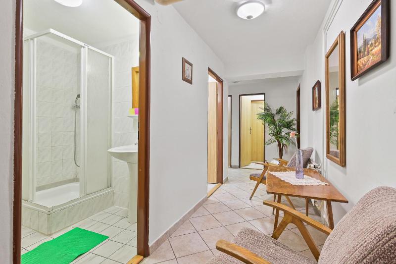 Triple Room with Shared Bathroom image 3