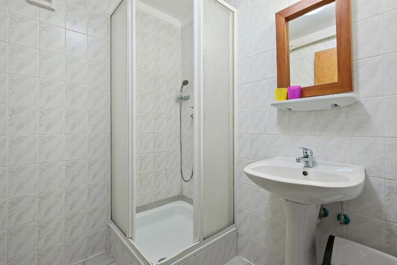 Triple Room with Shared Bathroom image 2