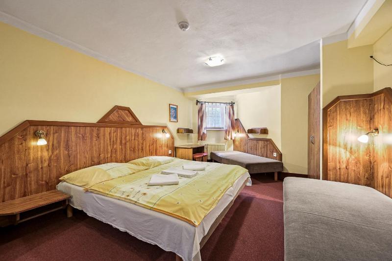 Economy Quadruple Room with Extra Bed and Shared Bathroom image 1