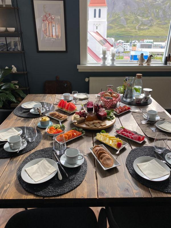 Twin Room with Shared Bathroom image 3