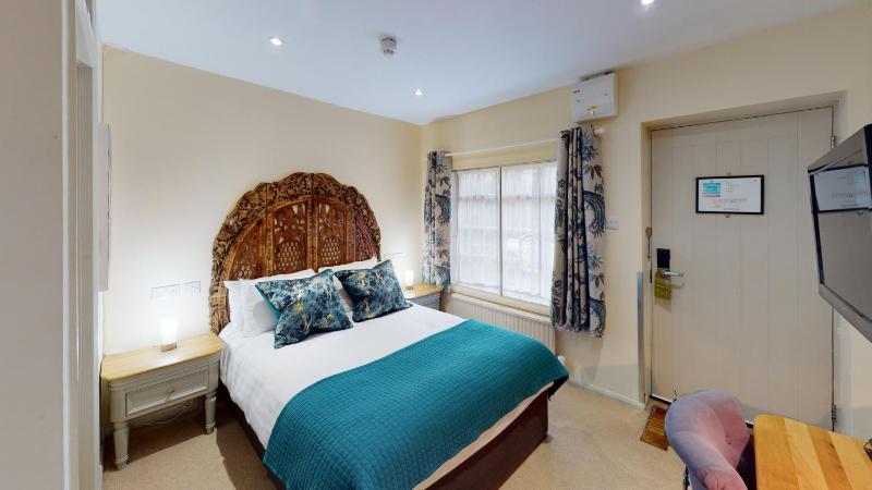 Small Double Room image 2